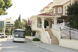 Strand Bus